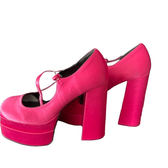 Shoes - 🦩 Satin Platform Pump - Size 9